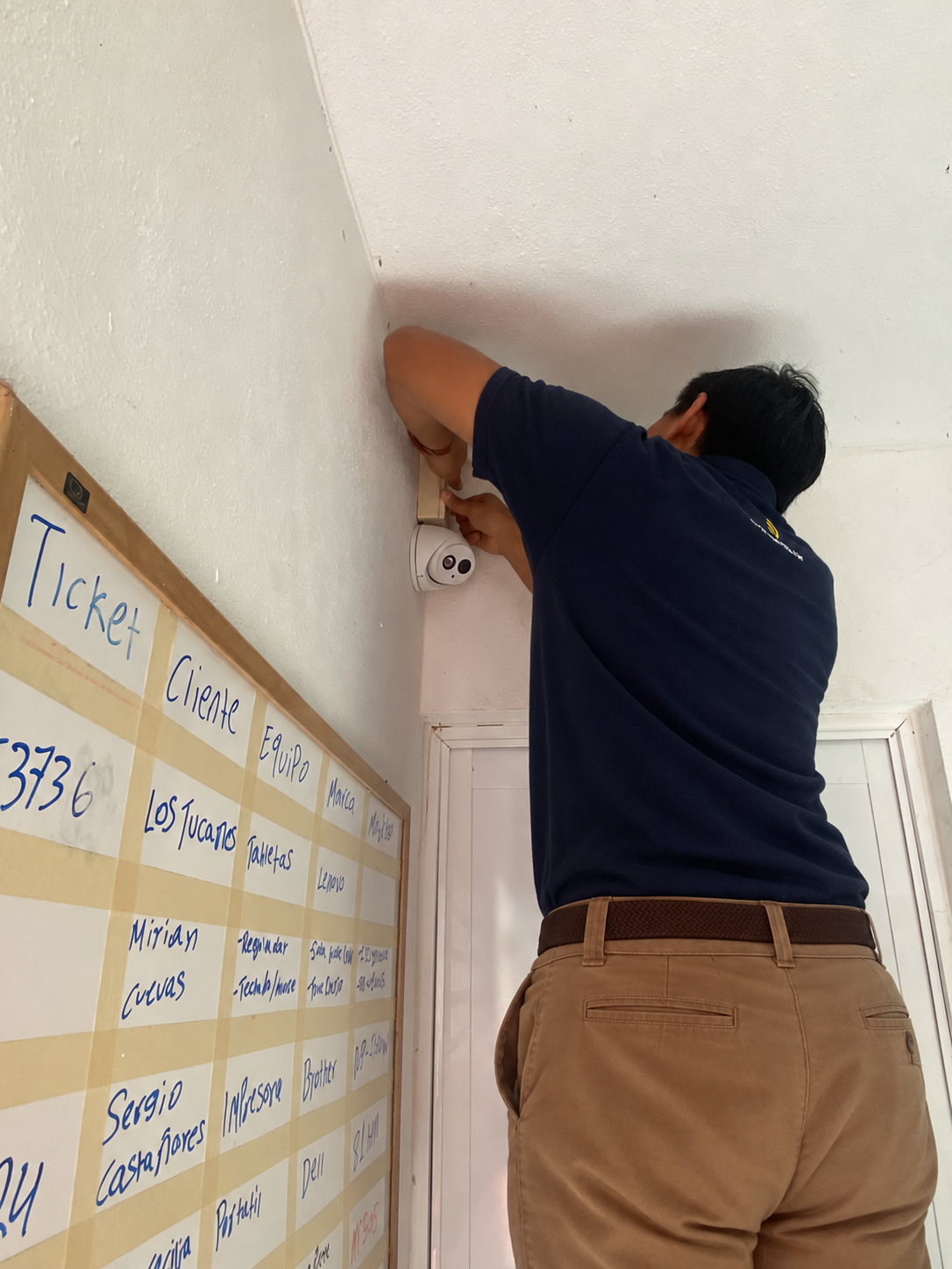 Técnico instalando una cámara de videovigilancia