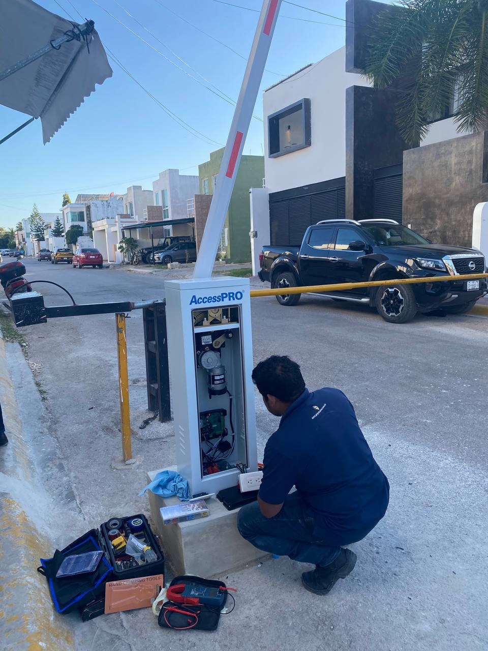 Barrera vehicular y gabinete de control durante la instalación