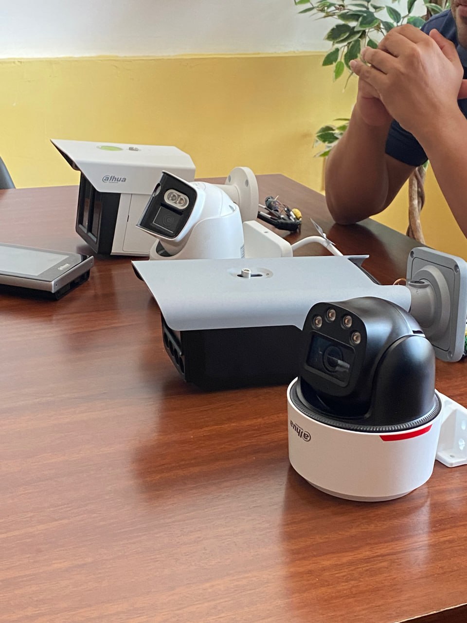 Cámaras de videovigilancia sobre una mesa de trabajo