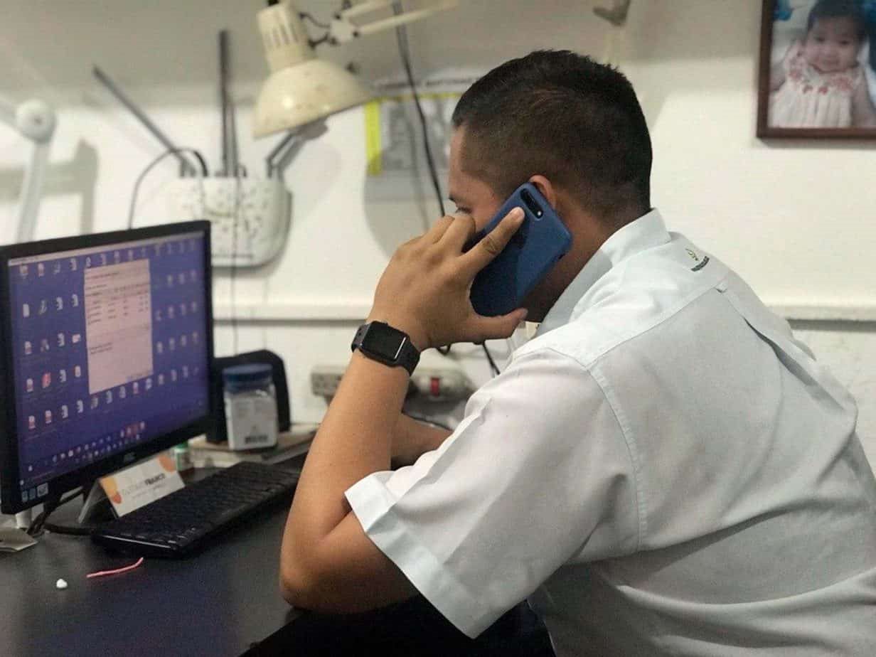 Técnico atendiendo una llamada de soporte frente a una computadora